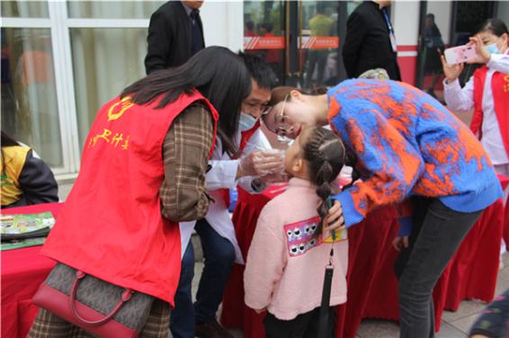 新时代文明实践志愿服务集市开集,新时代文明实践志愿服务授旗仪式