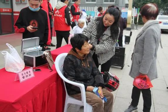 新时代文明实践志愿服务集市开集,新时代文明实践志愿服务授旗仪式