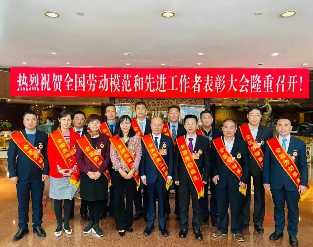 刚刚,他从北京捧回了大奖!