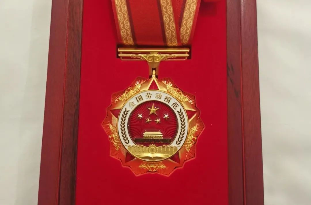 刚刚，他从北京捧回了大奖！