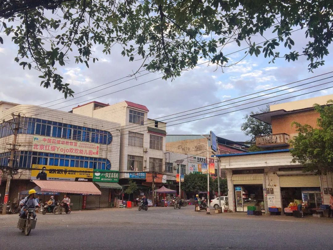 “十八线”小镇商业进化，接轨一二线|城市好奇心
