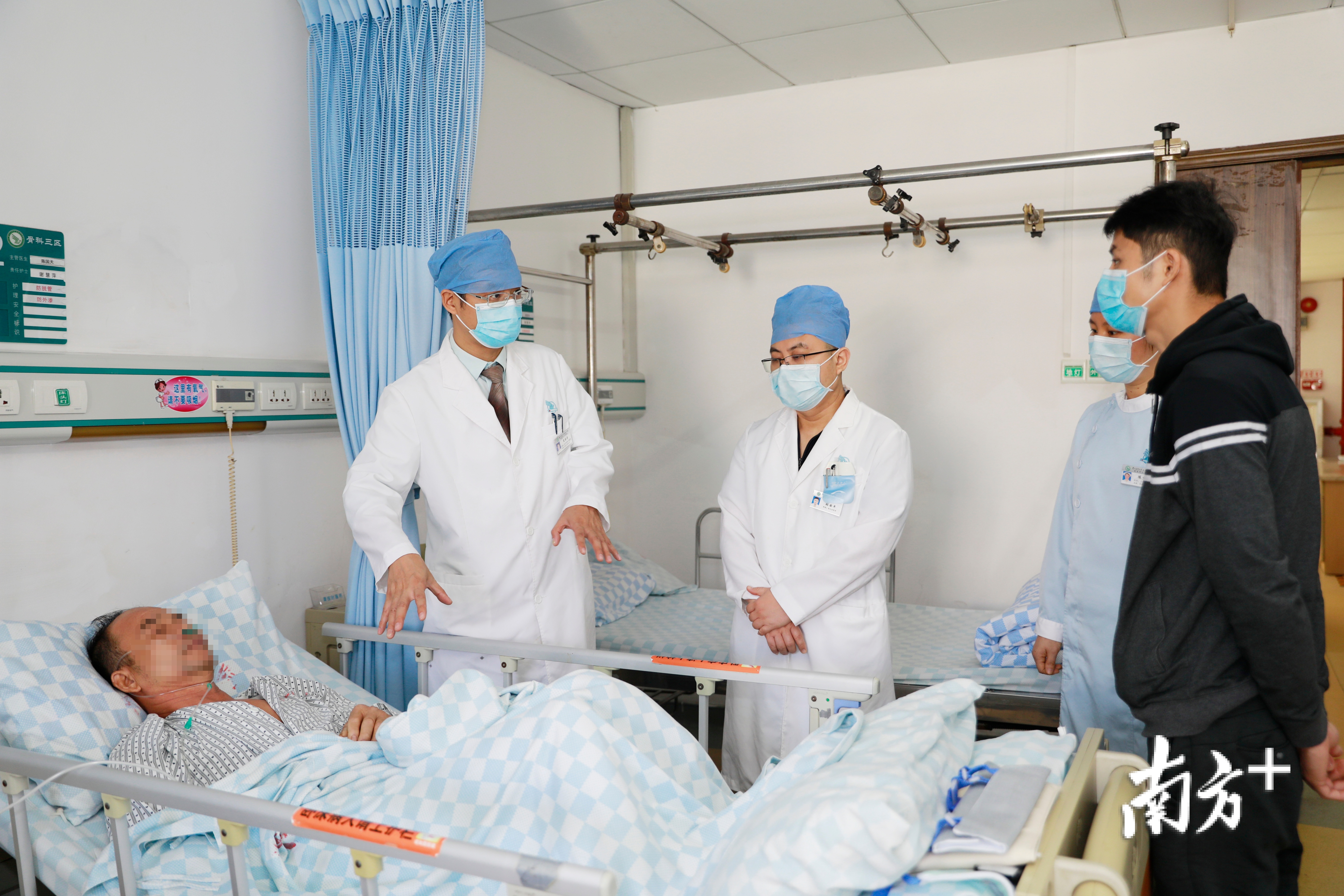 手指掉一块皮瓣缝合后多久能愈合,手指局部皮瓣修复加人工皮植入