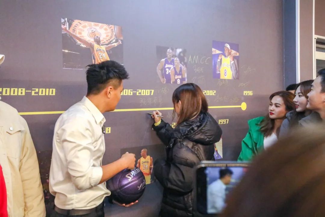 猴哥痞幼上车,猴哥痞幼走红毯