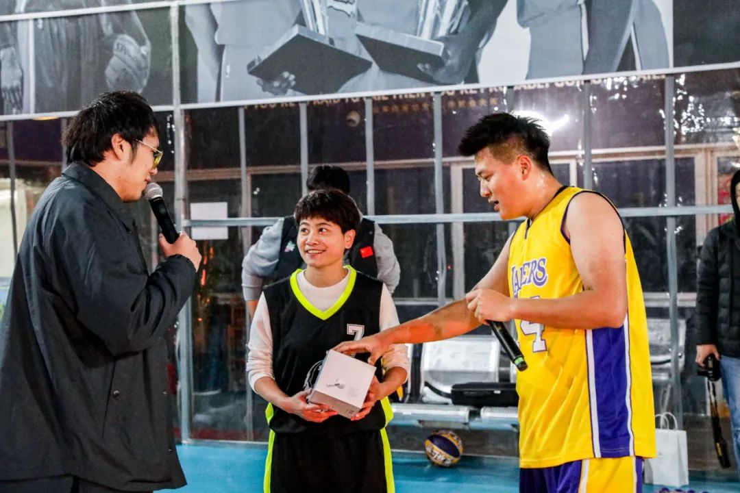 猴哥痞幼上车,猴哥痞幼走红毯