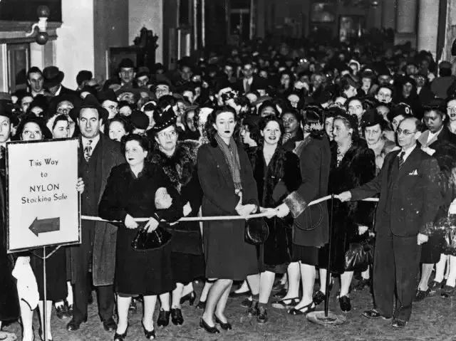 这件最贴身的单品,从八十年前一直抢手到今年冬天