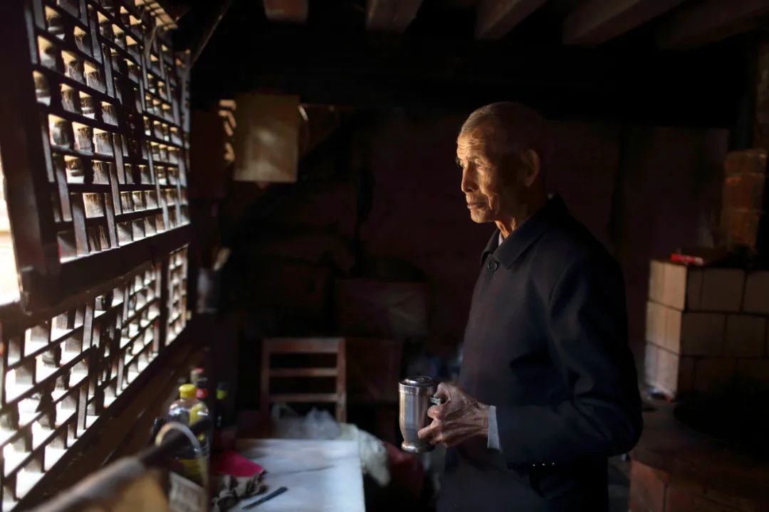 儿子向父亲挥拳的故事,孩子向父亲挥拳