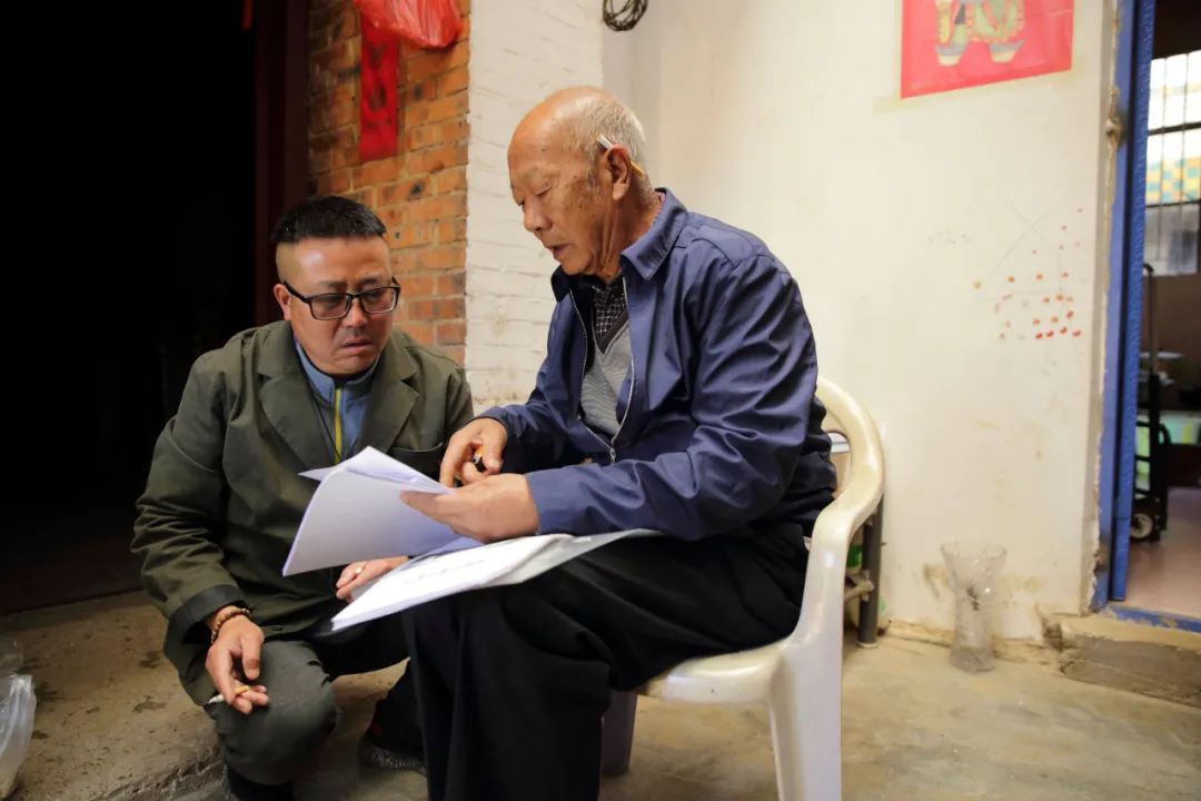 儿子向父亲挥拳的故事,孩子向父亲挥拳