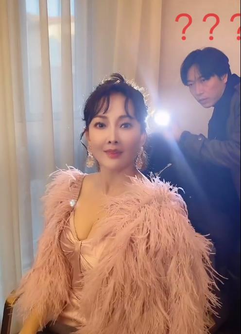 47岁牛莉秀马甲线,47岁牛莉晒素颜照马甲线太瞩目