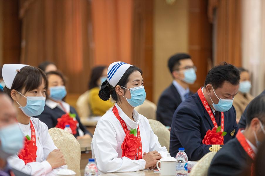 这些受表彰的集体和个人你认识吗,上海有谁受到表彰了