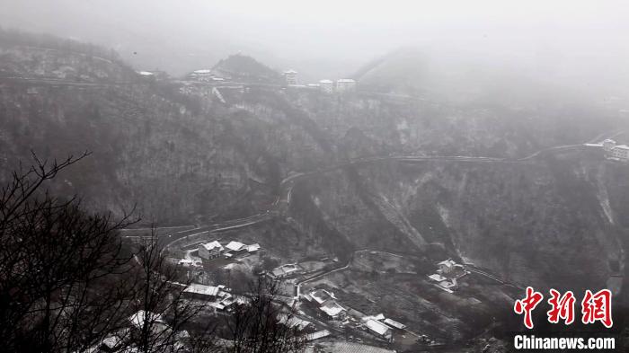 湖北神农架护林人：风雪中徒步20多公里巡山护林