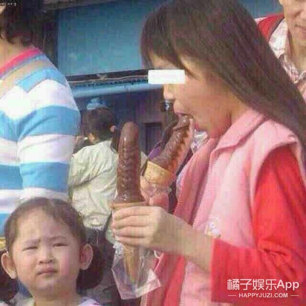 还记得表情包,小女孩模仿妈妈生气皱眉表情包