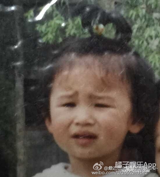 还记得表情包,小女孩模仿妈妈生气皱眉表情包