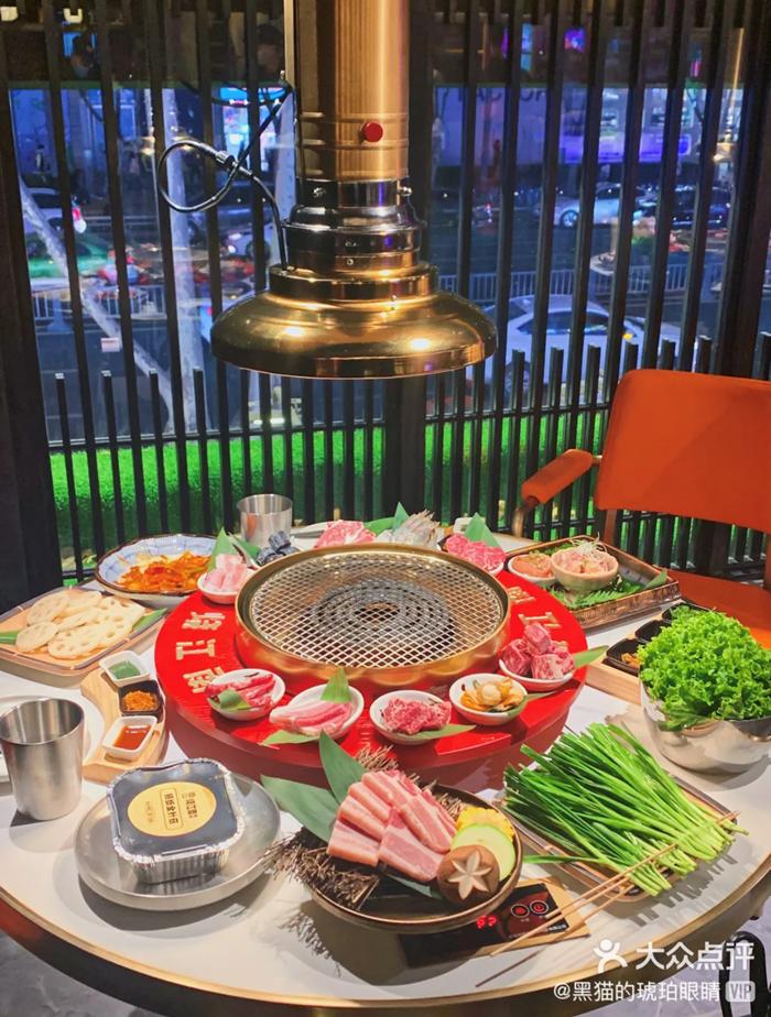 成都又新添一大波“明星店”！关晓彤的奶茶、黄晓明的复古烤肉、网红厨师王刚的秘制卤菜…都来啦