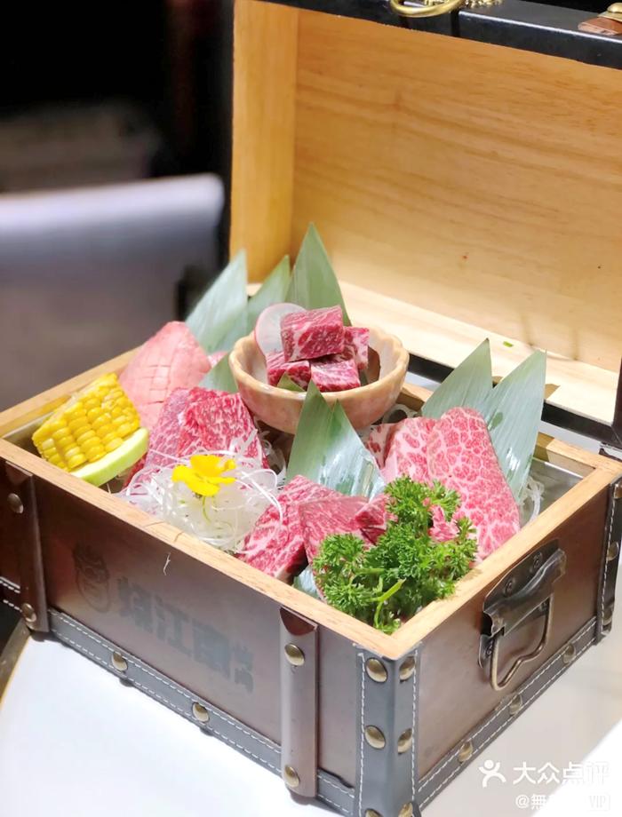 成都又新添一大波“明星店”！关晓彤的奶茶、黄晓明的复古烤肉、网红厨师王刚的秘制卤菜…都来啦