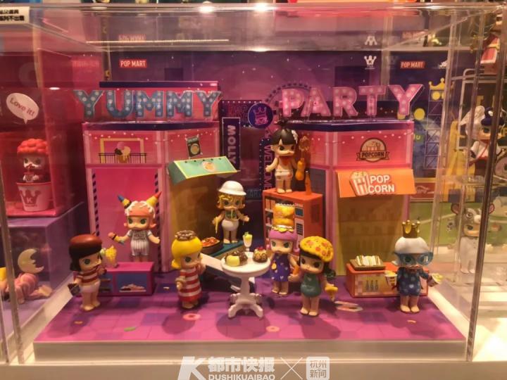 标价59元成本17元,半年卖出8个亿!年轻人买上瘾的这种娃娃,本周五要上市了