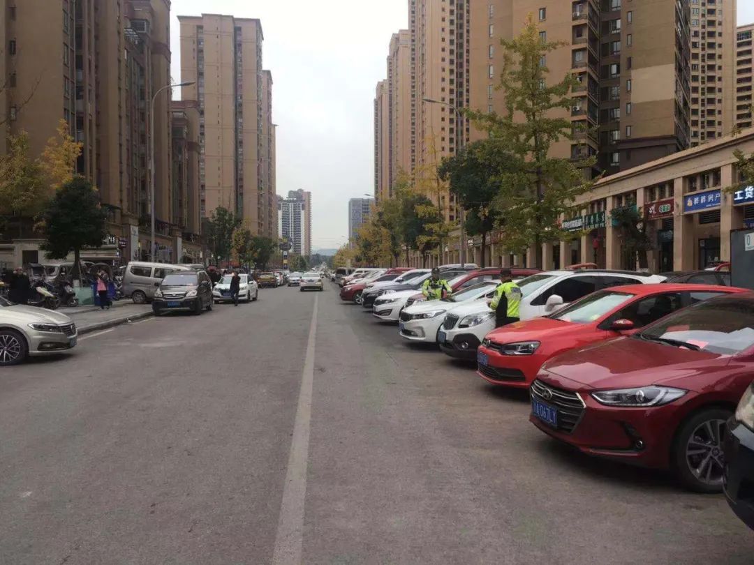 联合执法，还路于民︱整治凤凰城小区周边违停乱象！