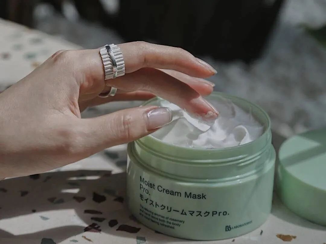 皮肤干的女生用的网红面膜,冬天女生脸部干燥用什么护肤品