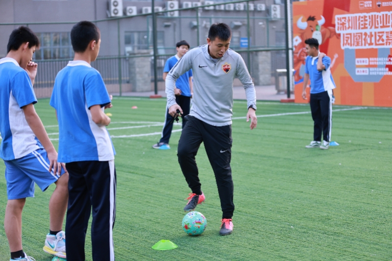 深圳佳兆业队走进平湖街道，社区嘉年华上家长孩子们玩嗨了