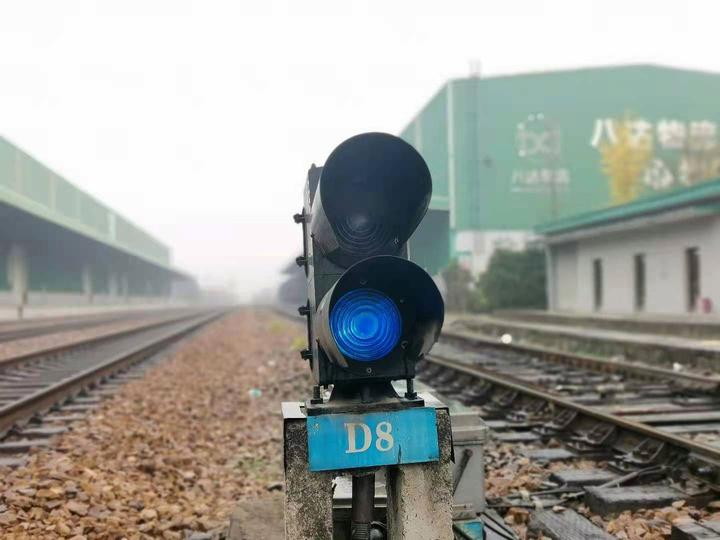 告别宣杭老线|49岁的仓前火车站今天挥手谢幕，它有杭州市区罕见的铁路道口