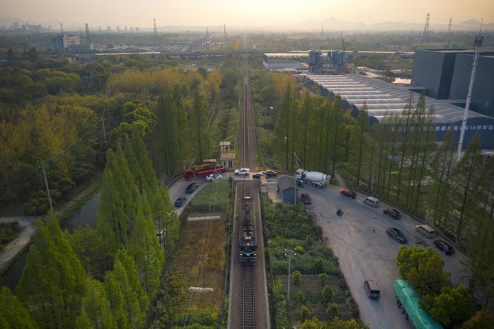 告别宣杭老线|49岁的仓前火车站今天挥手谢幕，它有杭州市区罕见的铁路道口