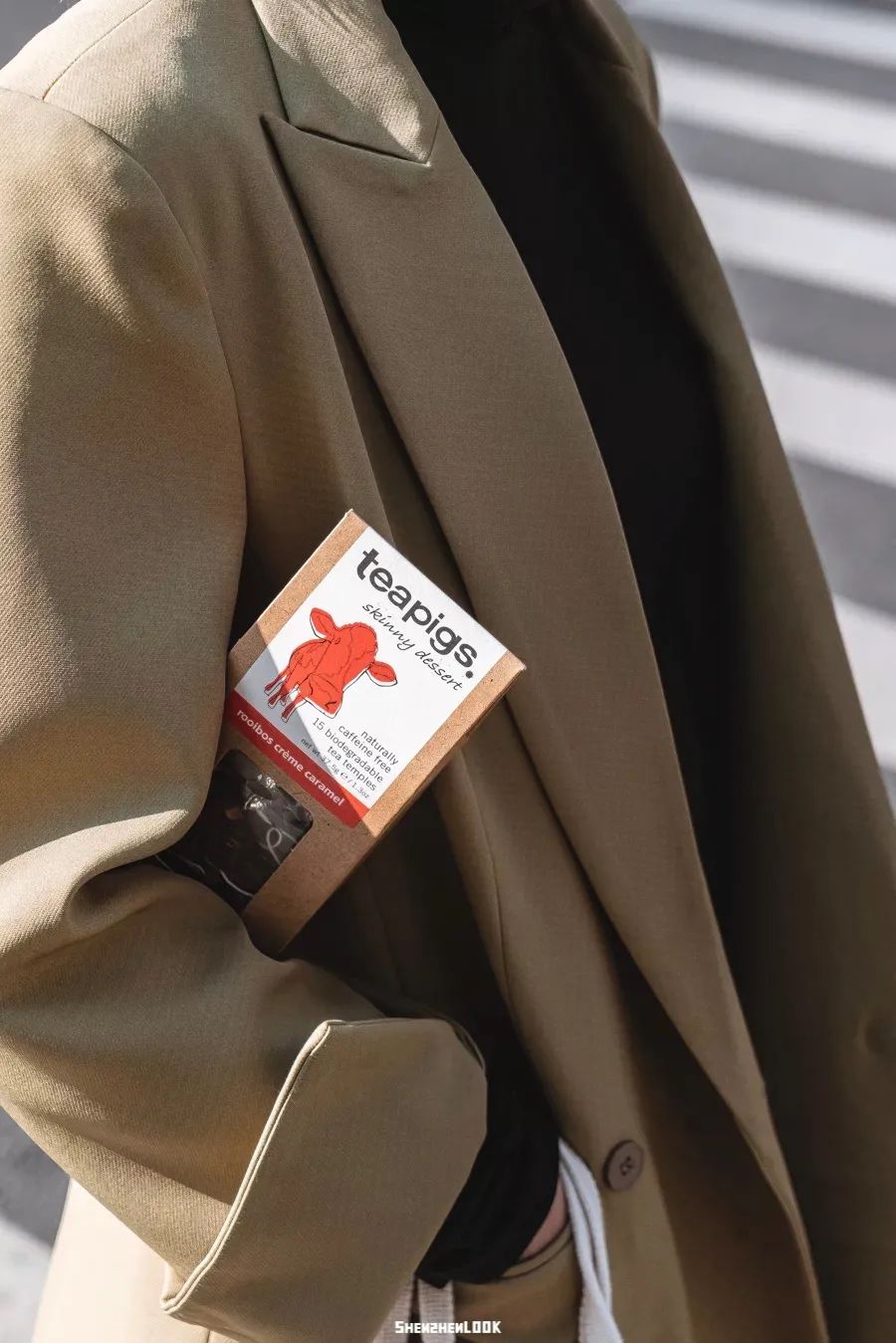 LOOK | 在英国火了大半年的「猪」，喝到了