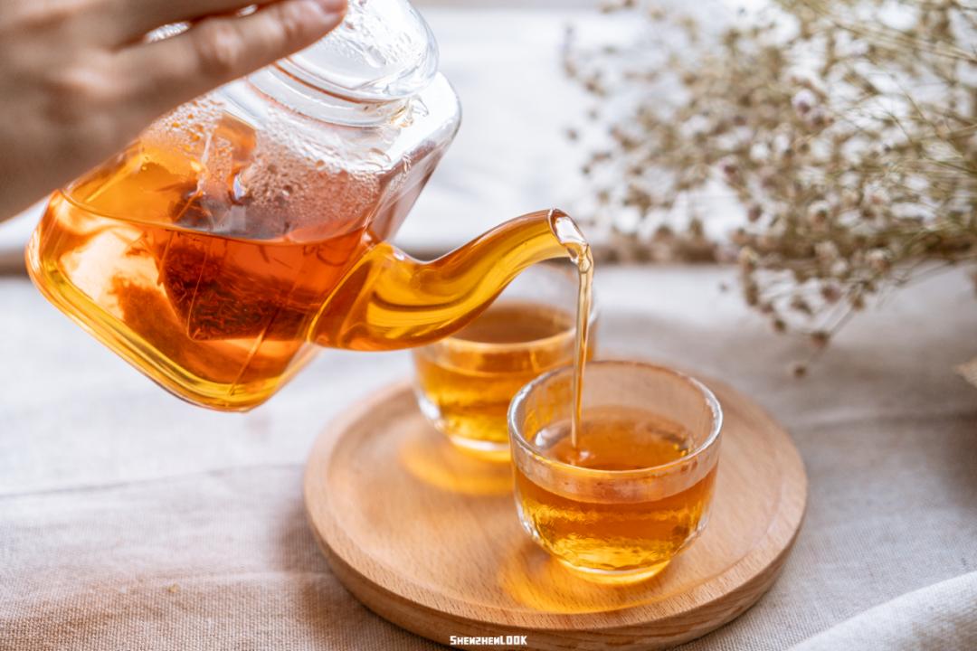 LOOK | 在英国火了大半年的「猪」，喝到了