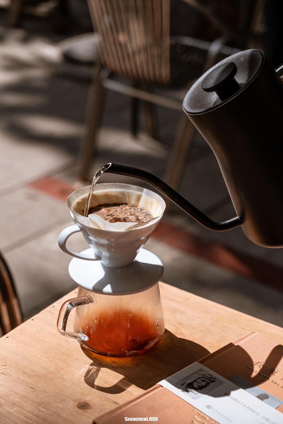 LOOK | 在英国火了大半年的「猪」，喝到了