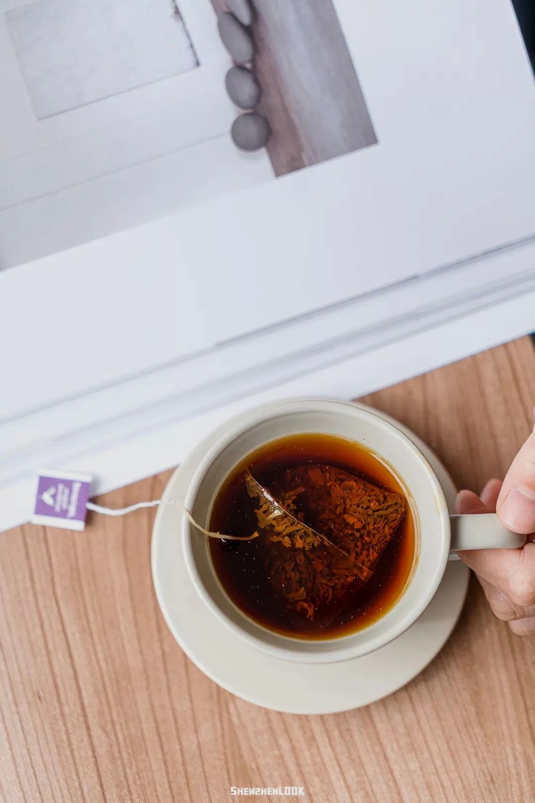 LOOK | 在英国火了大半年的「猪」，喝到了