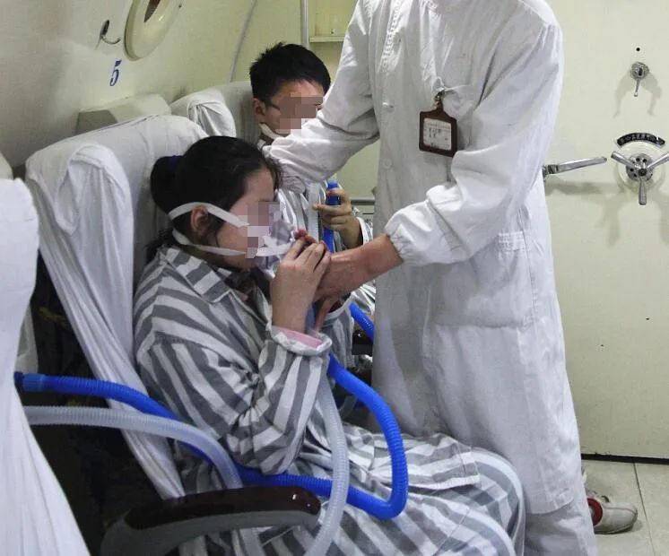 早新闻丨“03、04房不要往外扔套套”，广西一小区这张提示火了