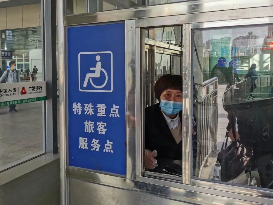 病残老年人购买火车票优先吗 (老年人按规定优先购买火车票)