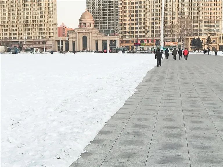 八区体育场是塑胶跑道吗,体育场塑胶跑道除雪