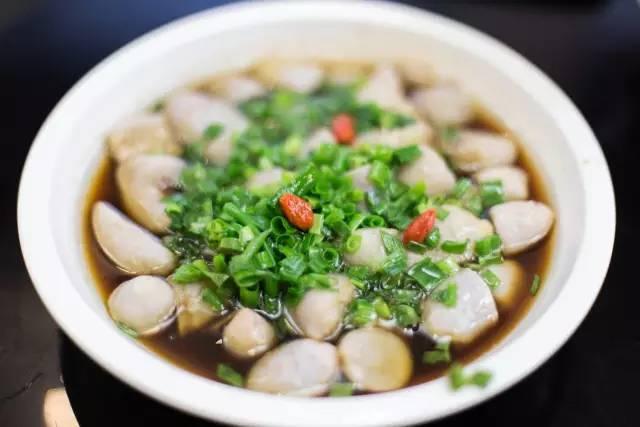 台州男子吃了两口生的“野芋头”，嘴肿成香肠！医生：那是滴水观音啊