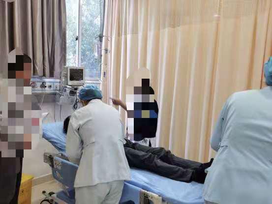 台州男子吃了两口生的“野芋头”，嘴肿成香肠！医生：那是滴水观音啊