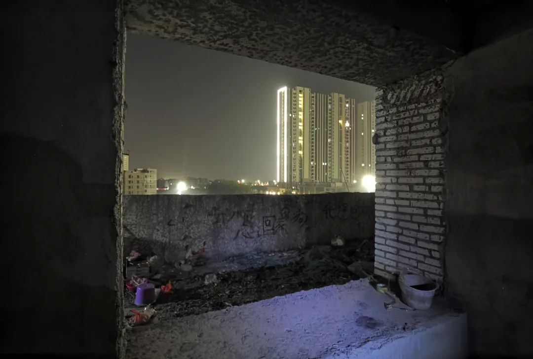 住在烂尾楼的他们,熬过了疫情,却熬不过寒冬……