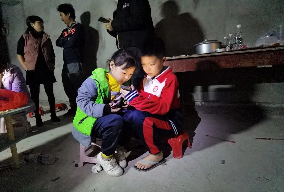 住在烂尾楼的他们,熬过了疫情,却熬不过寒冬……