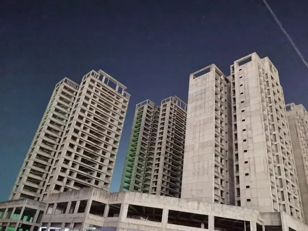 住在烂尾楼的他们,熬过了疫情,却熬不过寒冬……