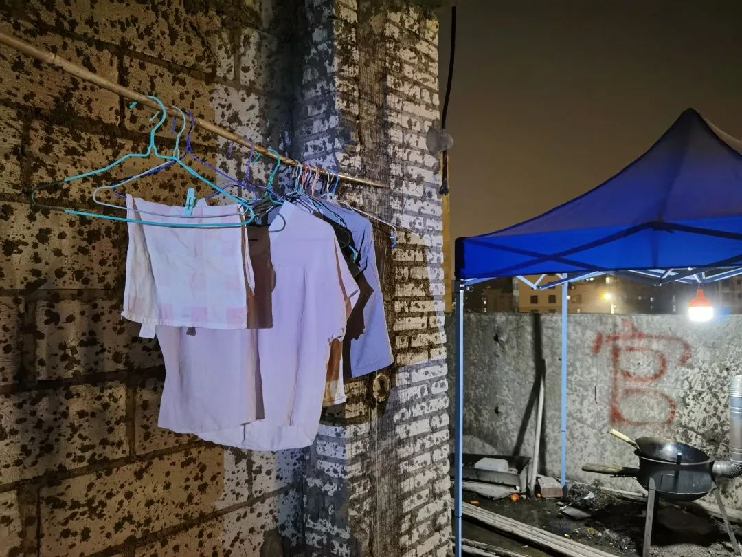 住在烂尾楼的他们,熬过了疫情,却熬不过寒冬……