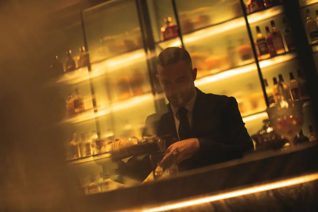 他使我于城市上空“醉”入爱河