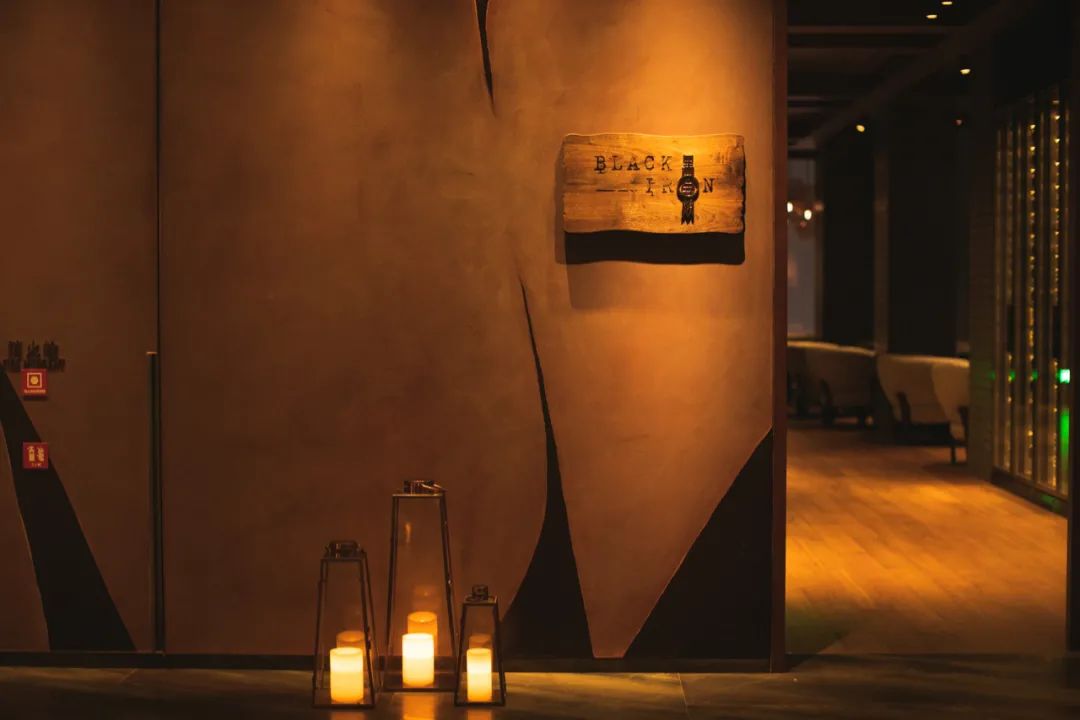 他使我于城市上空“醉”入爱河