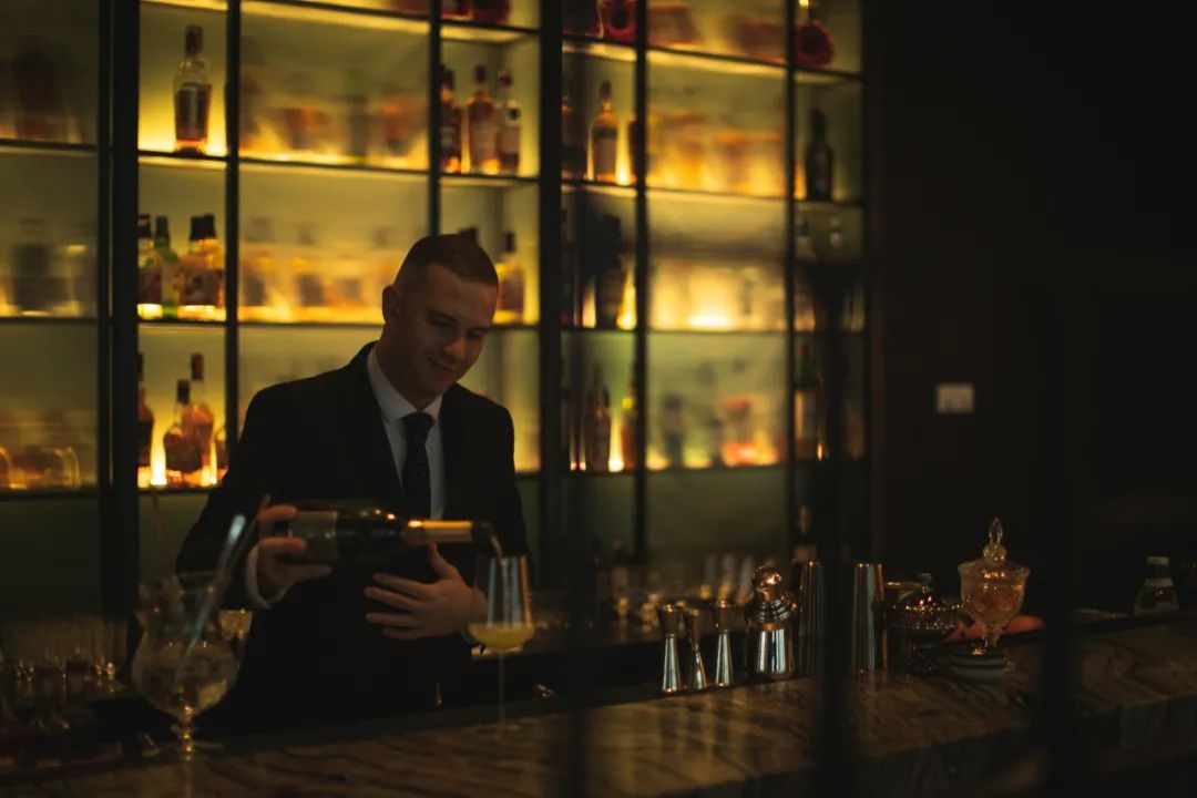 他使我于城市上空“醉”入爱河