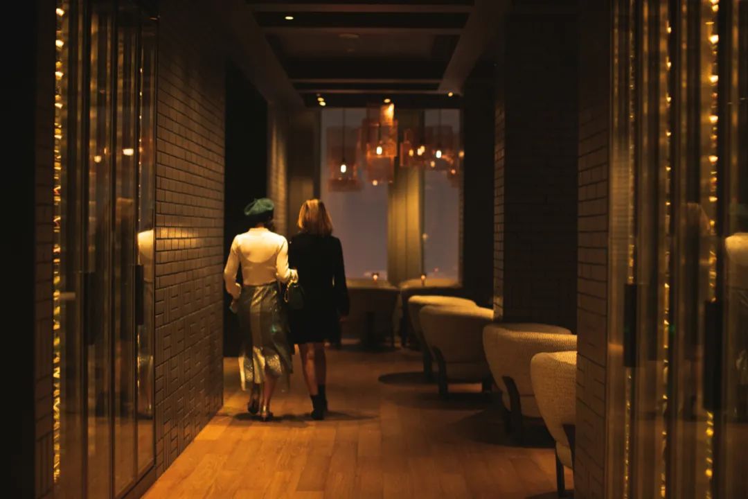 他使我于城市上空“醉”入爱河