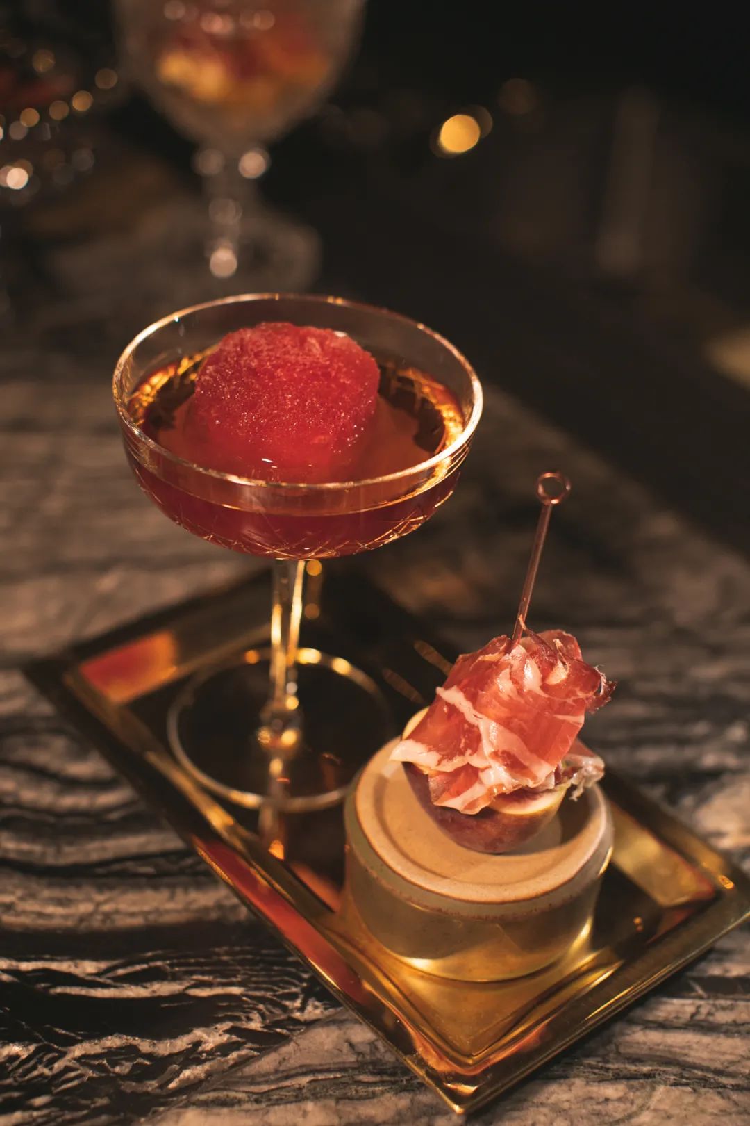 他使我于城市上空“醉”入爱河