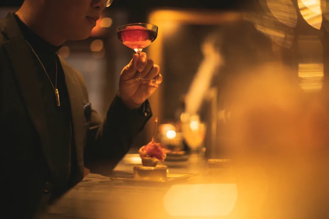 他使我于城市上空“醉”入爱河