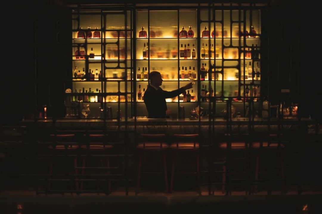 他使我于城市上空“醉”入爱河