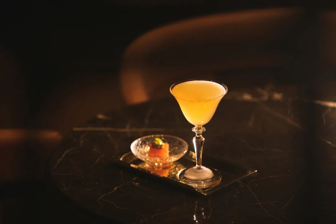 他使我于城市上空“醉”入爱河