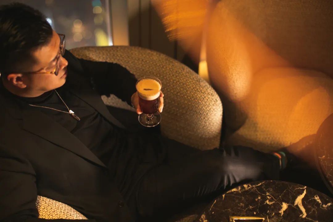 他使我于城市上空“醉”入爱河