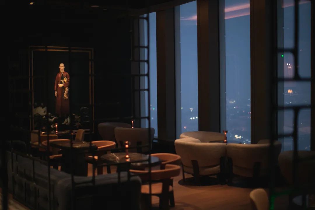 他使我于城市上空“醉”入爱河