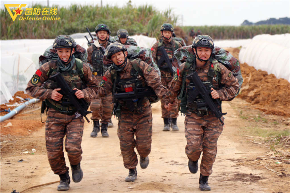 官兵魔鬼训练周,战友们体能训练