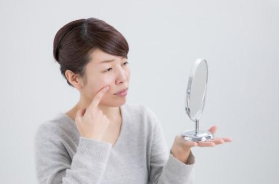 日本美容师法令纹按摩手法教程,精华按摩淡化法令纹手法