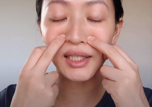 日本美容师法令纹按摩手法教程,精华按摩淡化法令纹手法